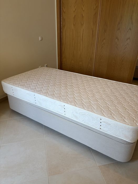 Cama individual com arrumação e colchão - sommier