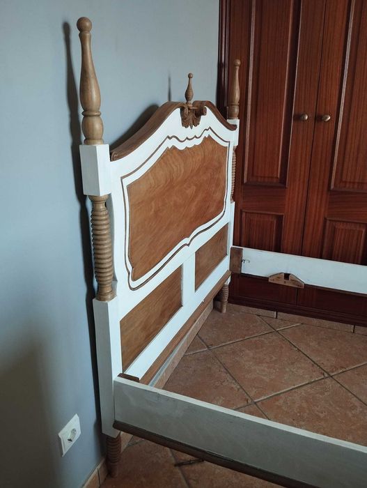 Cama Solteiro Antiga e Restaurada