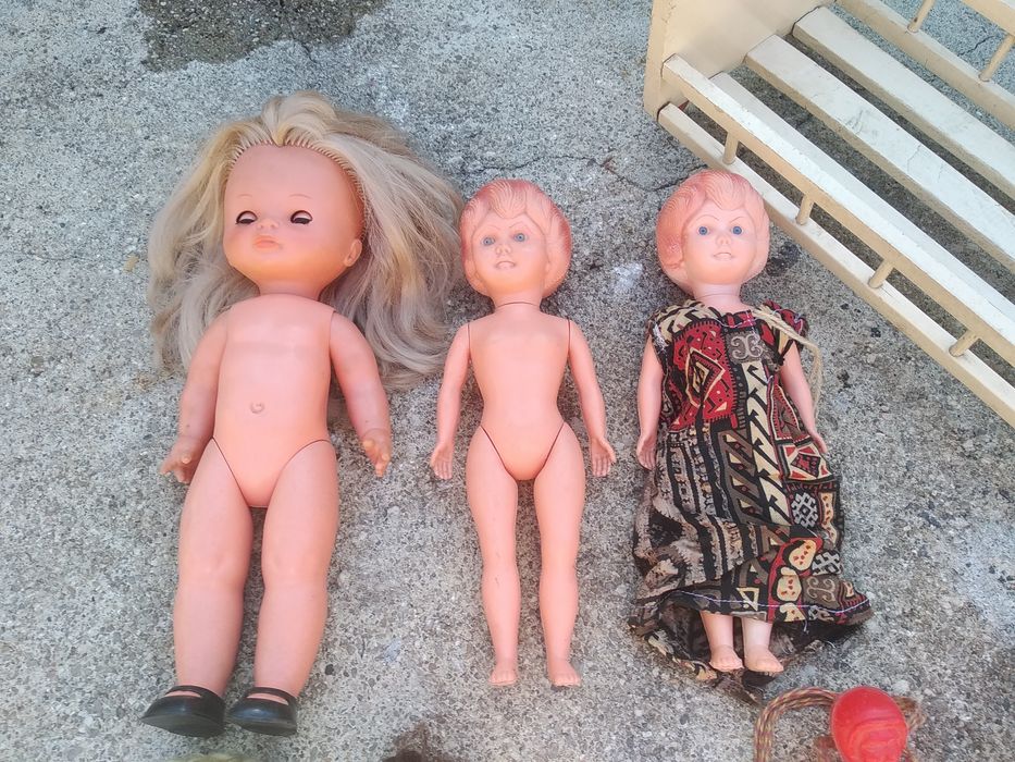 Bonecas, boneco antigos e duas camas antigas
