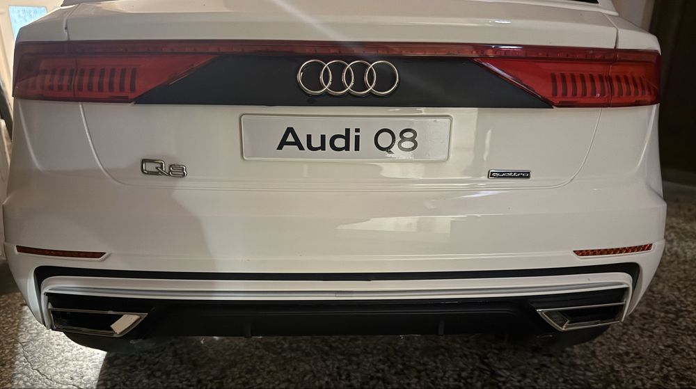 Дитяча машинка електромобіль Audi Q8