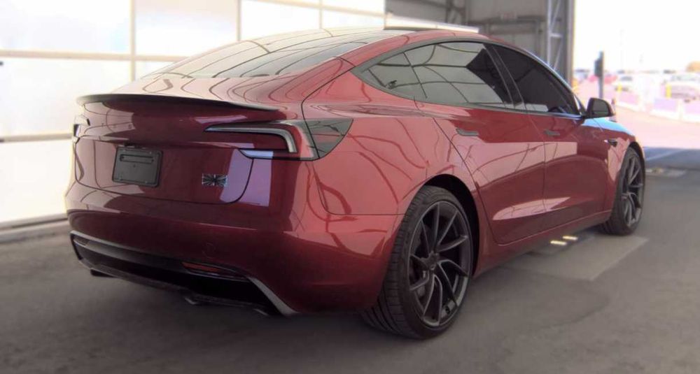 Tesla Model 3 Performance нового покоління Highland (2026 рік).