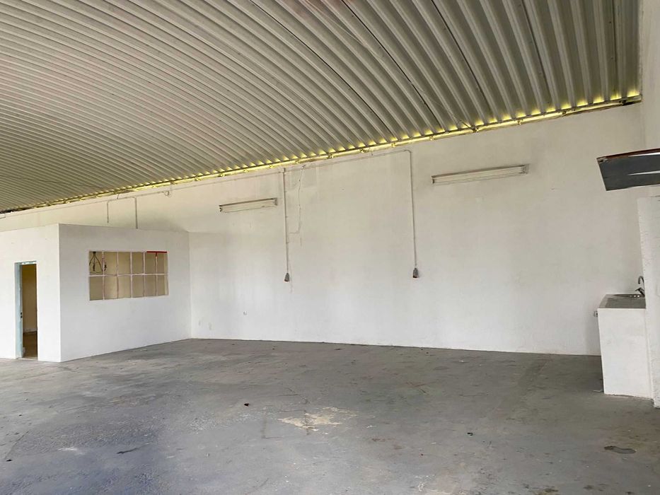 Arrendo Armazém com 350 m2 em Benavente