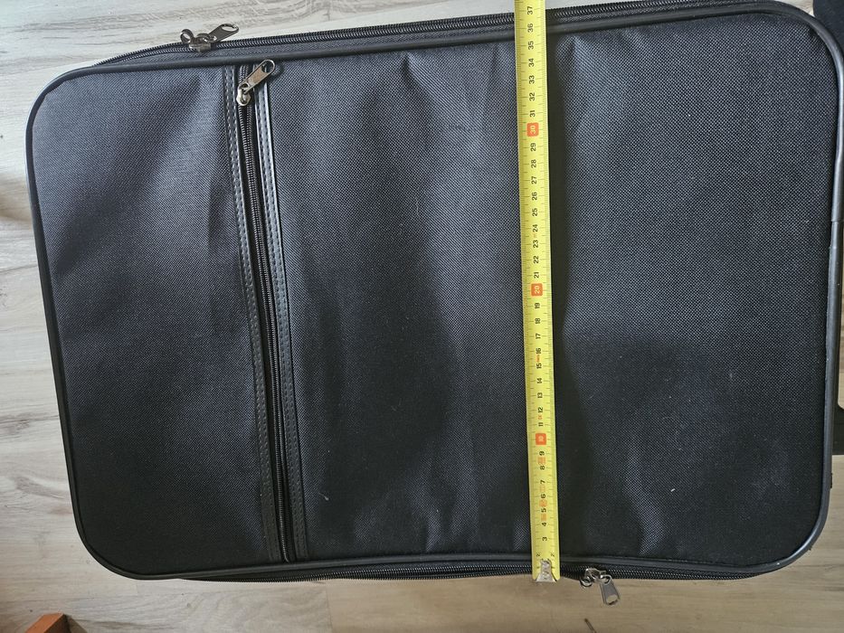 Walizka  czarna  pojemna
