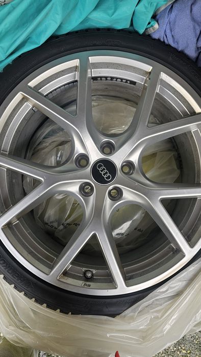 Jantes originais com pneus Audi RS3 8Y