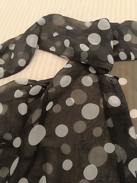 Blusa preta com bolas brancas tamanho S