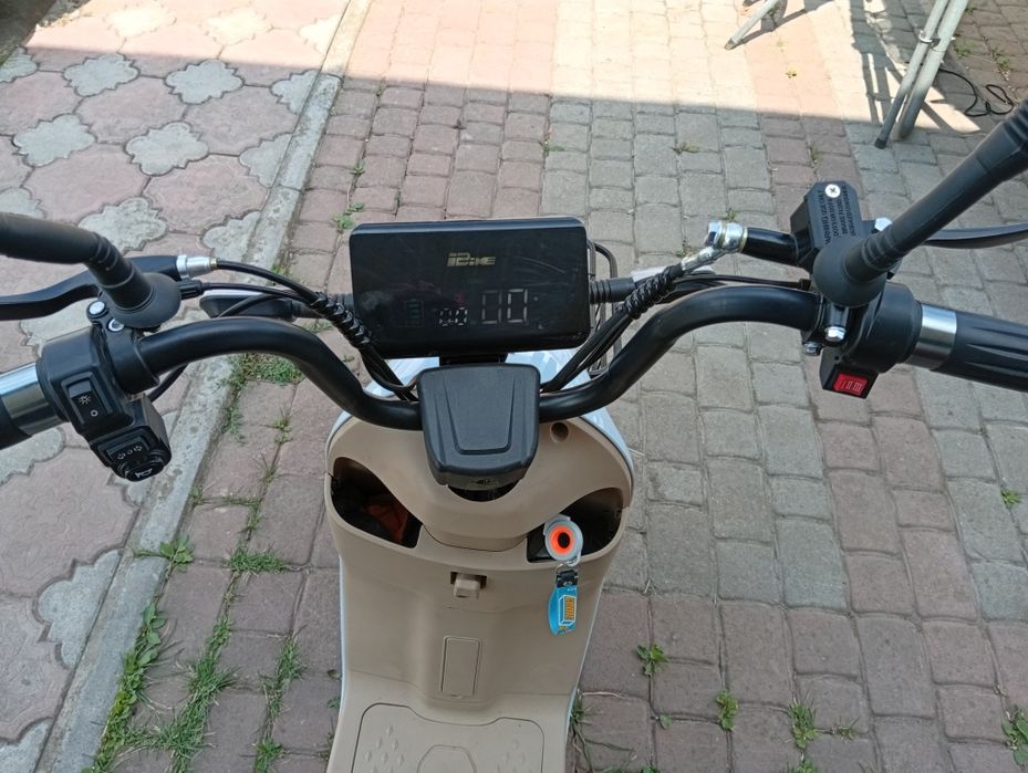 Продаю електроскутер ще на гарантії запас ходу 50 км максимальна швидкість 60 км навантаження 200 кг є поворотники і фари