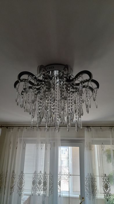 Продаж. Люстра б/у.Шикарна люстра припотолкова.Ческій жрусталь розмір висота 45 см  ширина 60см.