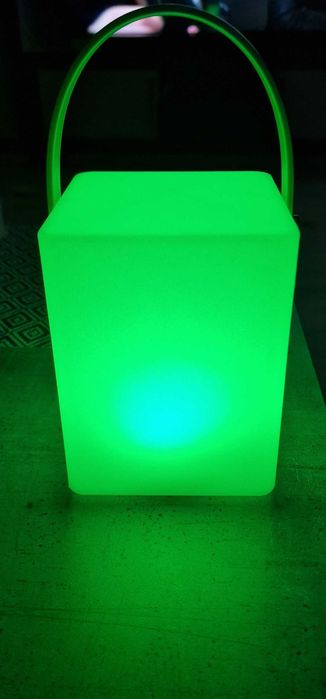 Nowa lampa akumulatorowa led z 8 kolorami z pilotem