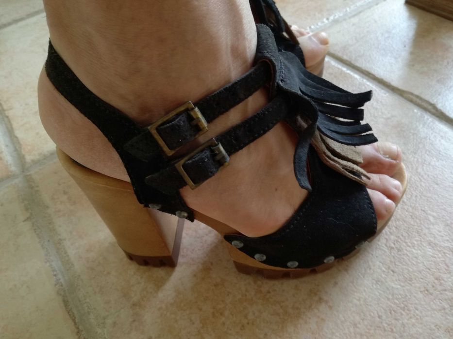 Sandálias pretas de tacão in extenso