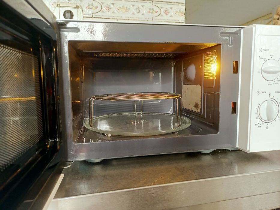 Micro-ondas 20L  em bom estado de conservação