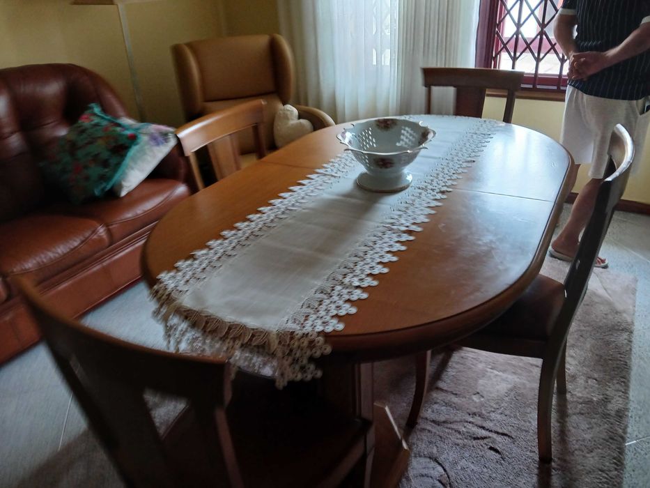 Mesa de sala completamente nova com 4 cadeiras em castanho