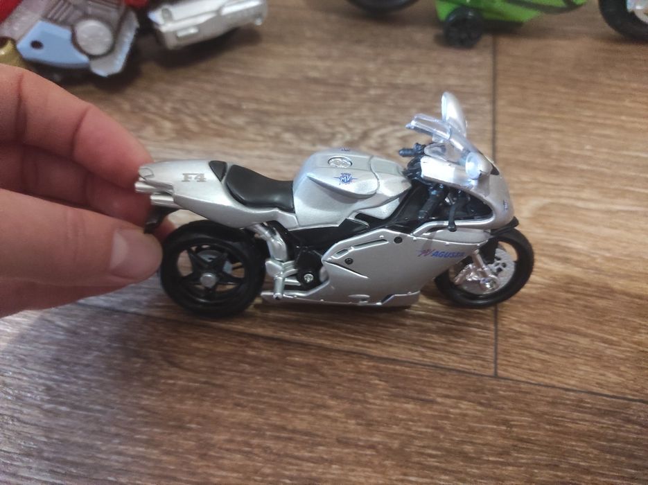 Мотоцикл Bandai могучие ренджеры Helio Cycle 2006 MV Agusta 1:18