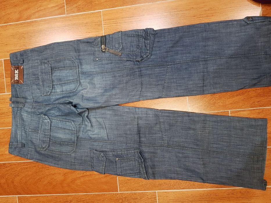 Vendo calça de ganga  com bolsos variados