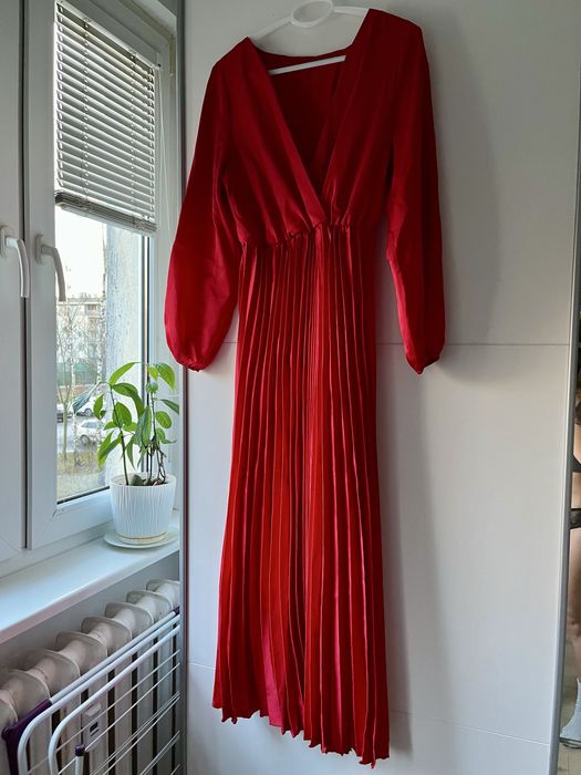 Czerwona długa sukienka