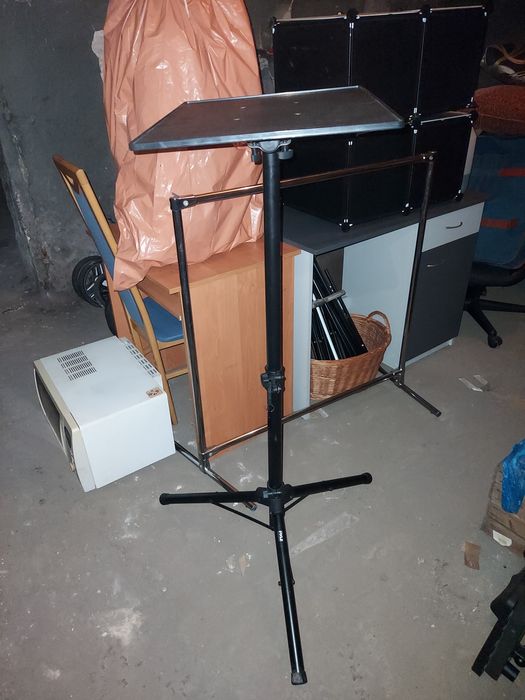 Statyw pod laptopa, projektor