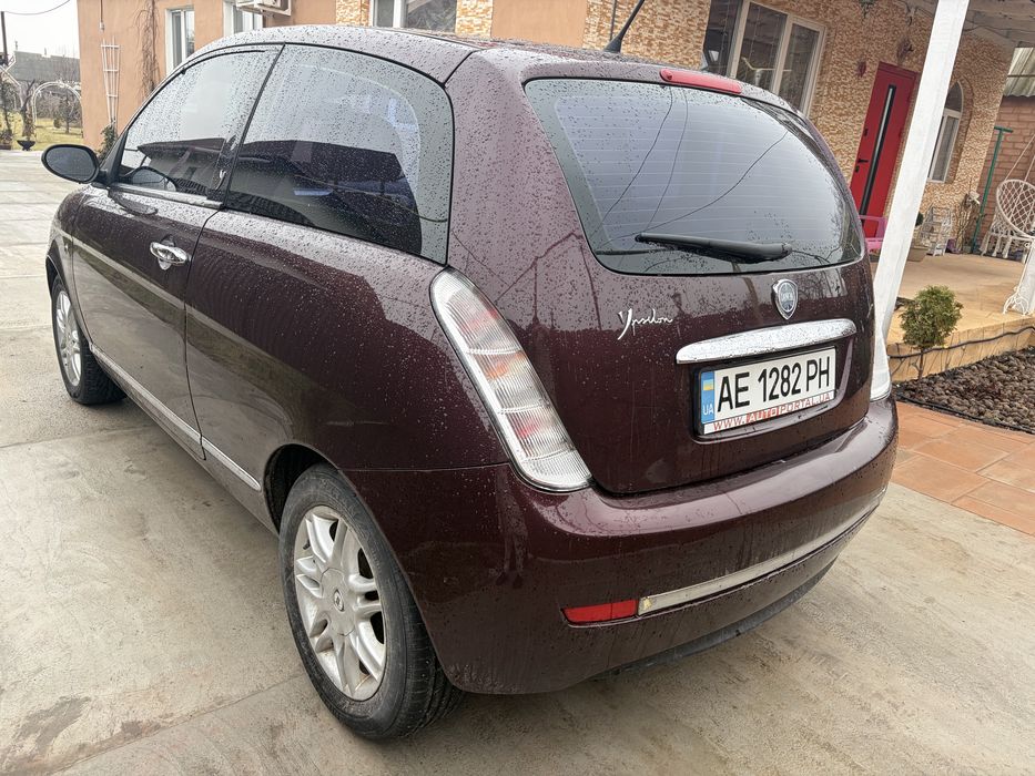 Машина Lancia ypcilon женская
