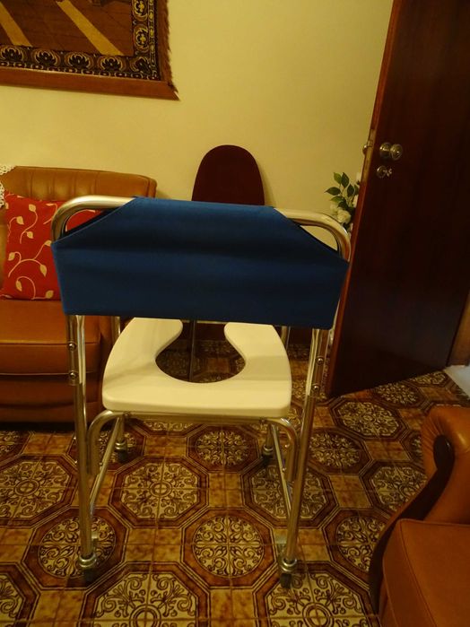 Cadeira sanitária/banho com rodas – como nova