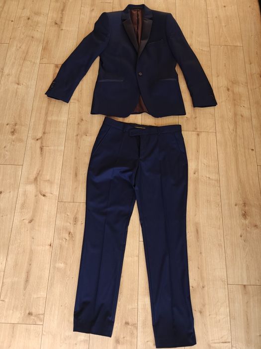 Granatowy Garnitur
