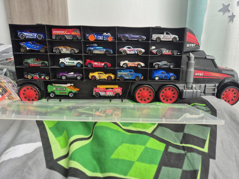 Camião com carros hotwhells entre outros