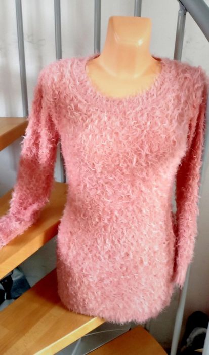 Sweter długi z okrągłym dekoltem pudrowy róż włochaty miękki