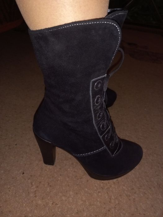 Замшеві чобітки,демі, б/у в хорошому стані