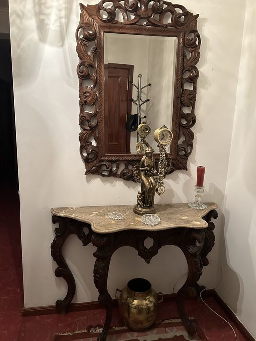 Credencis em talha de madeira com tampo e marmore branco