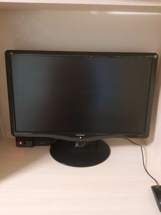 Системний блок ASUS з ОС,   монітором , клавіатурою і  мишкою .