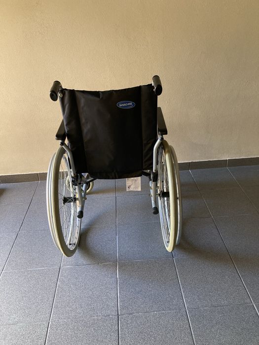Vendo cadeira de rodas em bom estado, com apoio para pés.