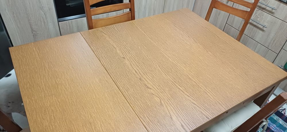 Mesa extensível e 4 cadeiras em madeira maciça