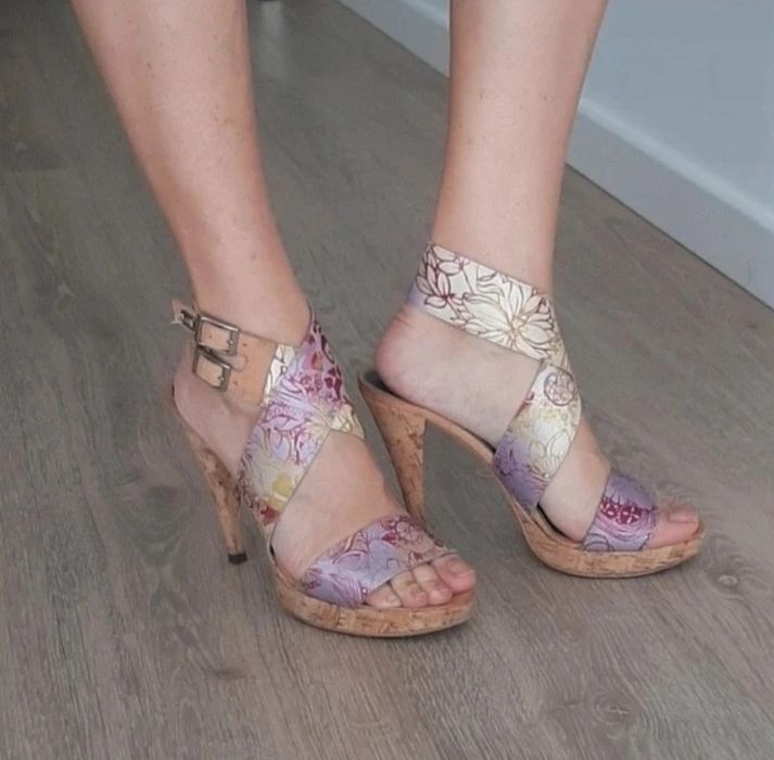 Sandálias de tiras coloridas, da Prof, nr. 39