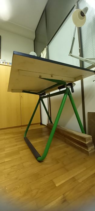 Mesa de desenho em bom estado