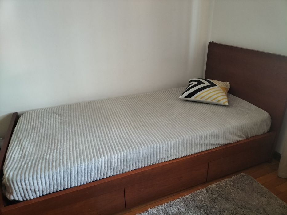 Cama de solteiro em cerejeira