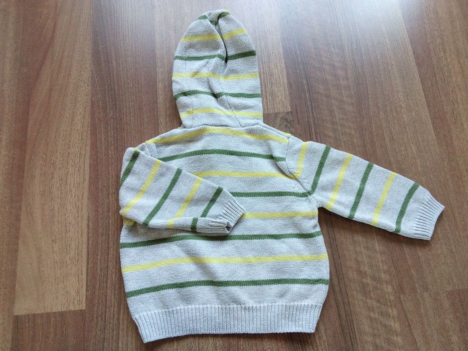 Sweter, r. 68, z kapturem.