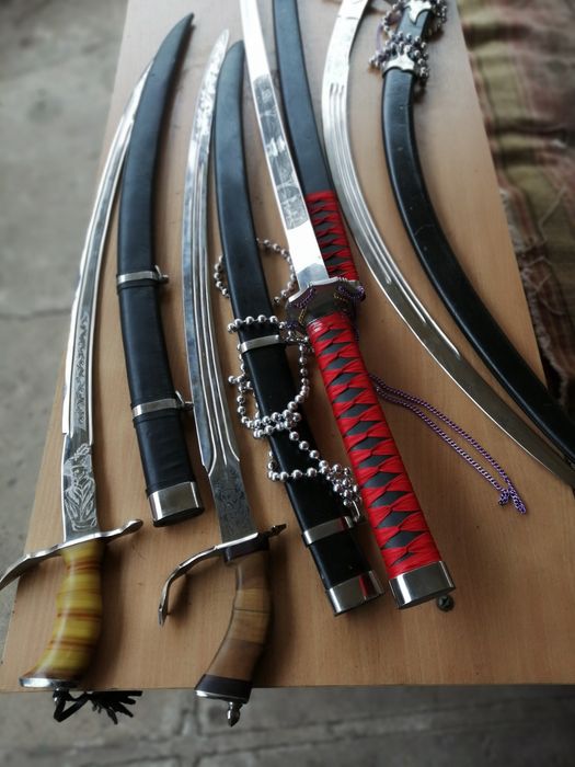 Продам сувенирные сабли.