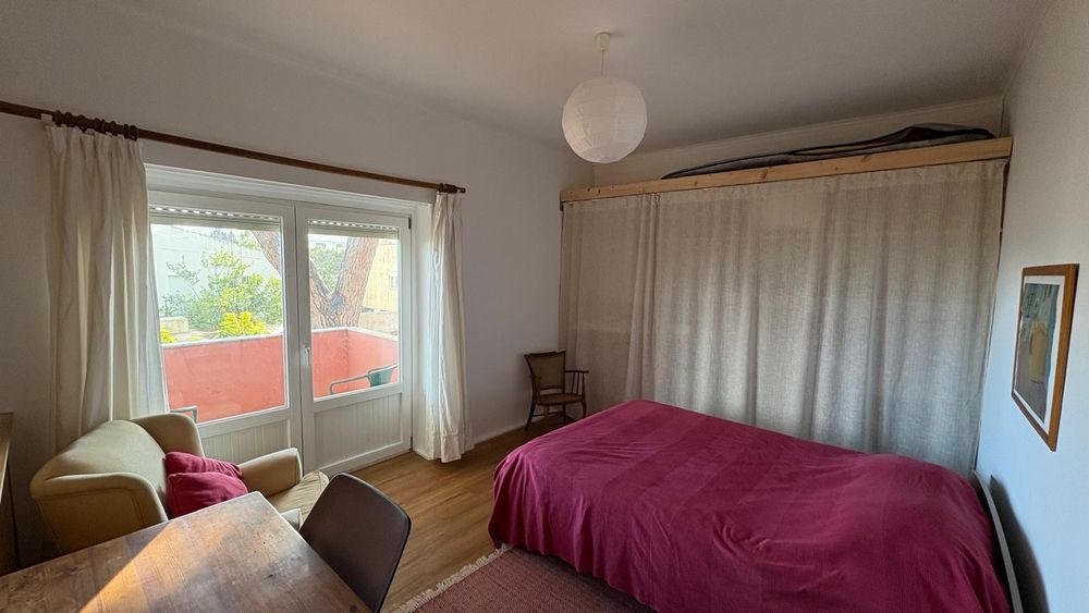 Cama de casal e mesa de cabeceira sem colchão