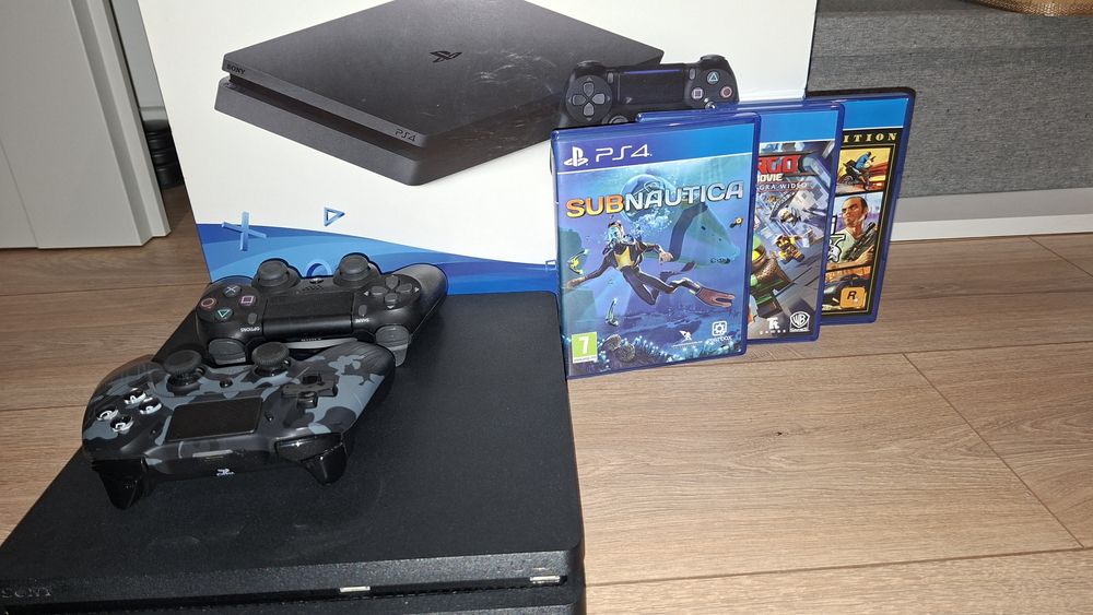 Konsola ps 4 z grami oraz 2 pady