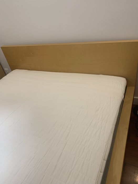 Cama MALM IKEA com mesinha cabeceira e espelho