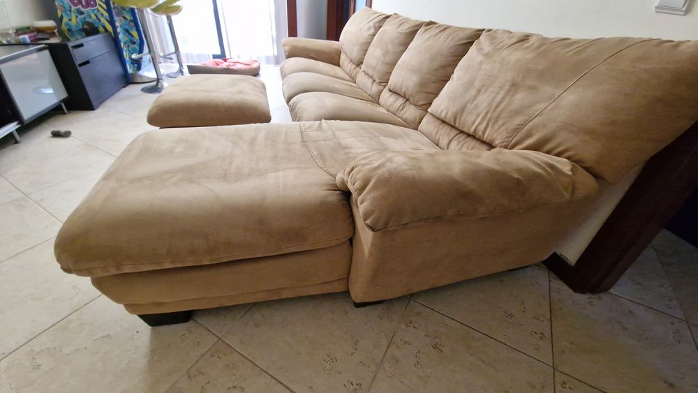 Sofá chaise long com 3 lugares e puff grande