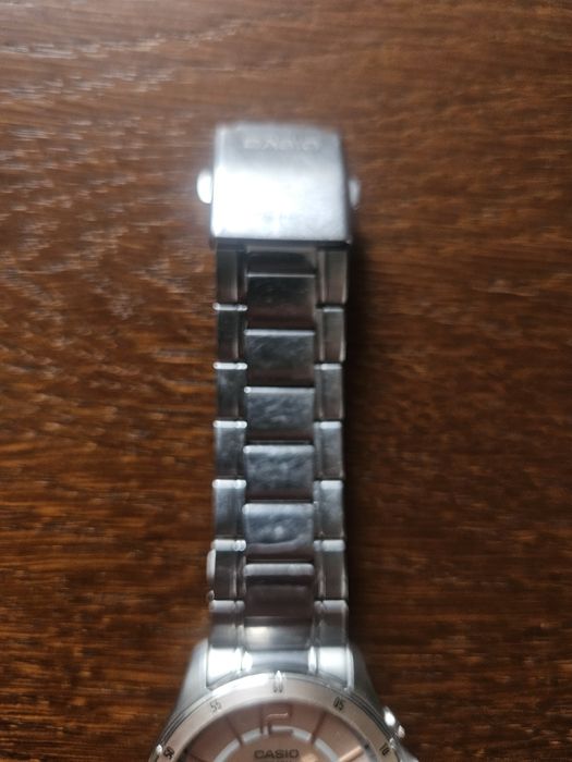 Zegarek Casio srebrny.