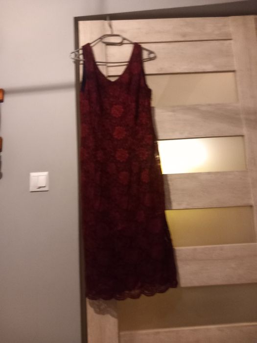 Elegancka koronkowa sukienka