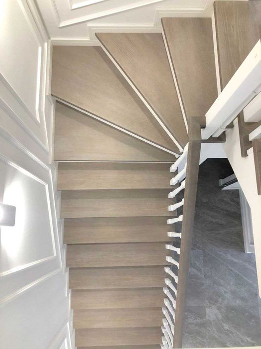 Обшивка бетонних сходів деревом сучасний дизайн Львів. Огородження