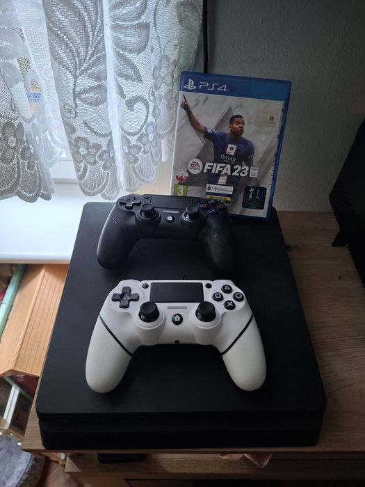 PlayStation 4 slim 1tb  plus 2 pady