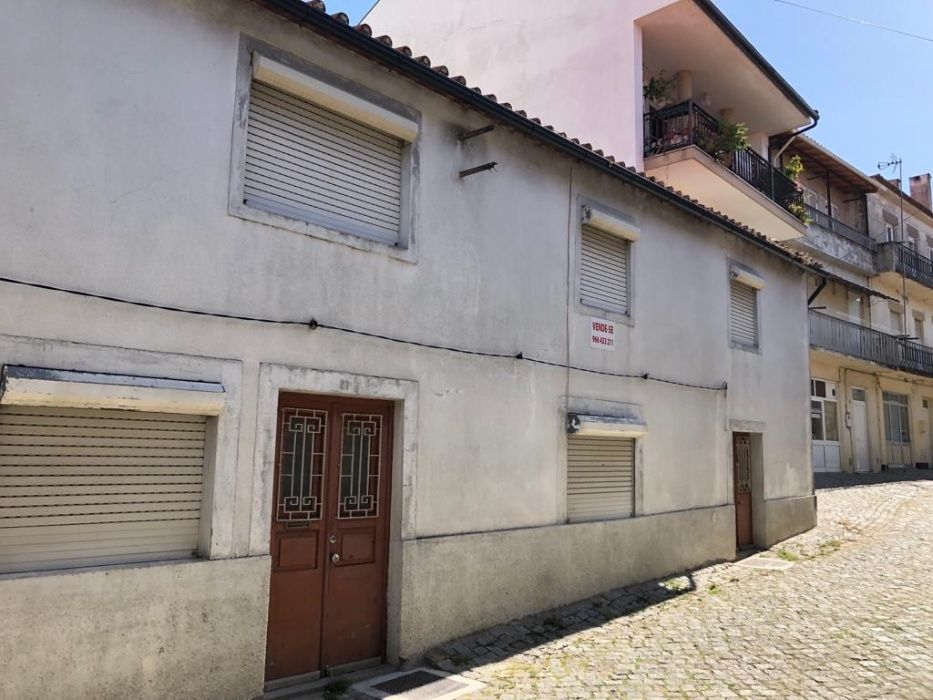 Moradia no centro da vila de Mogadouro.