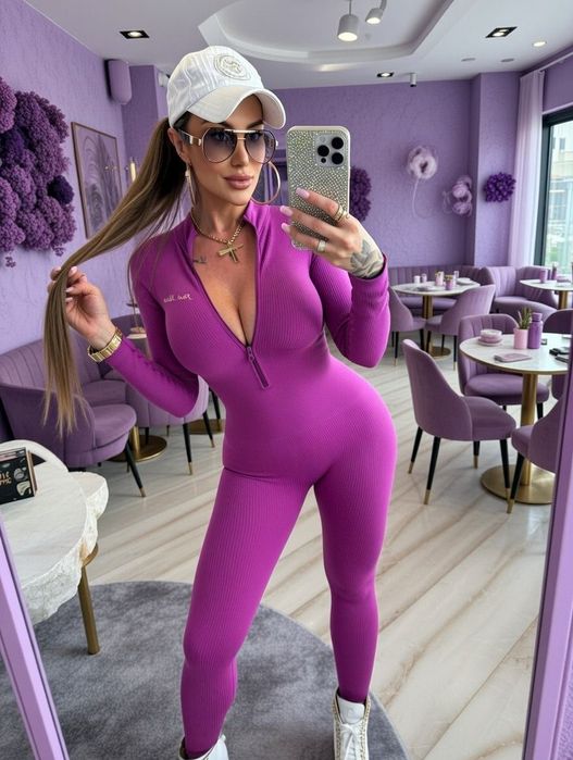 Piękny dopasowany kombinezon logo kolory Pink Mania