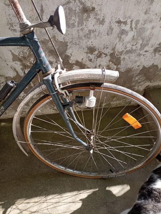 Pasteleira antiga para restaurar apenas a nível estético