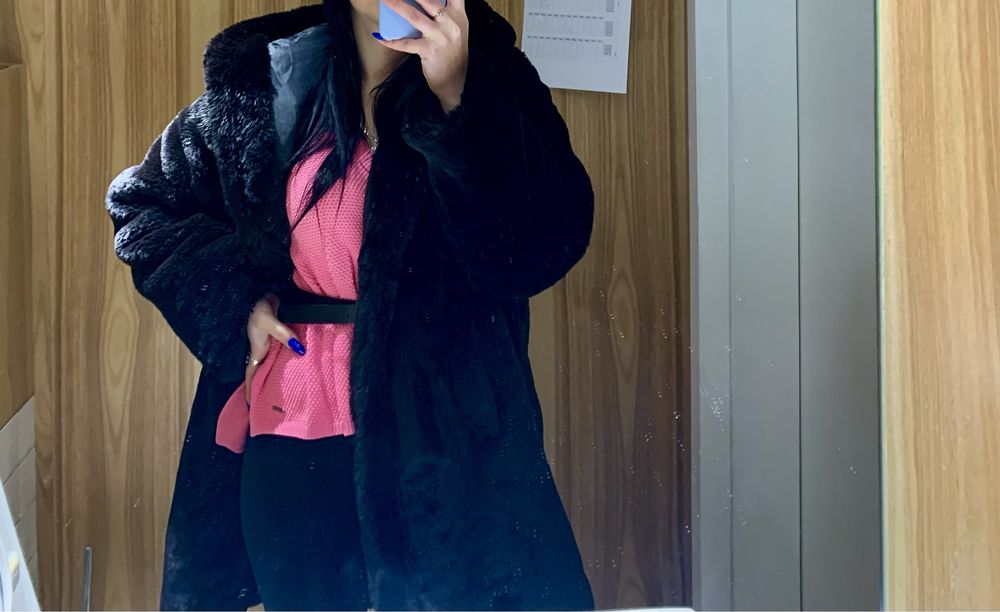 Жіноча елегантна темно коричнева шуба.