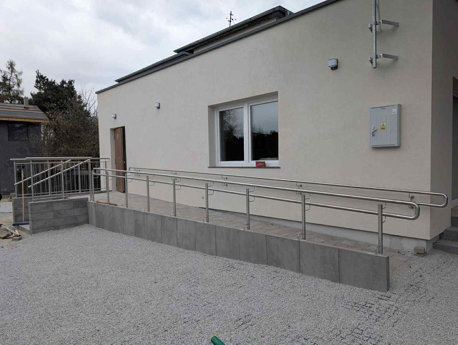 Podjazdy poręcze dla osób niepełnosprawnych, balustrady