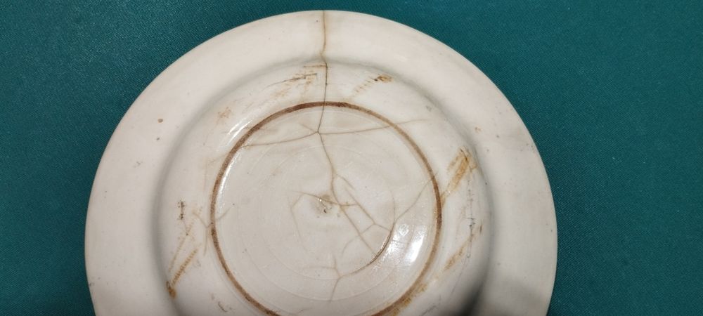 Prato antigo em bom estado