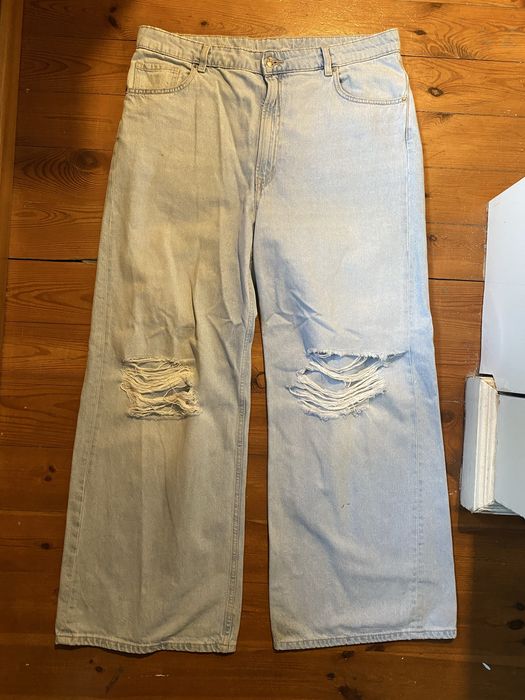 Jasnoniebieskie dżinsy z dziurami baggy spodnie denim quiet luxury paryski styl HM Studio