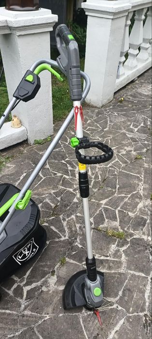 Akumulatorowa kosiarka podkaszarka.